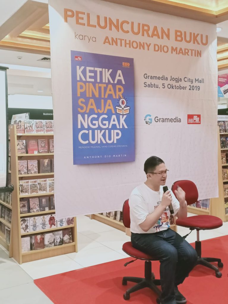 “KETIKA PINTAR SAJA TIDAK CUKUP” Buku Penting Soal Pola Asuh & Pendidikan Berbasis Kecerdasan Emosional Untuk Orang Tua & Pendidik di Indonesia
